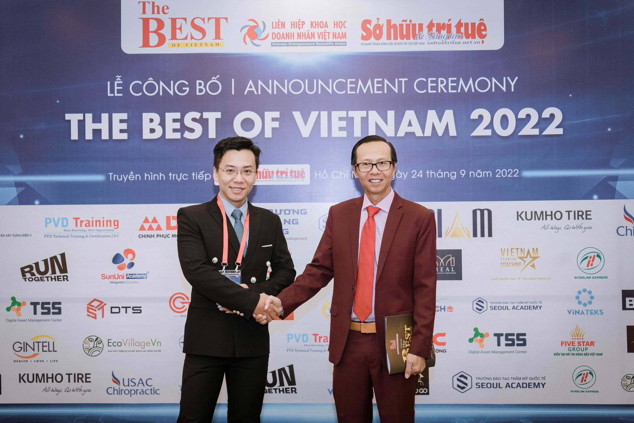 Đại diện cho VSC – Vietnam Startup Coaching, chuyên gia Đặng Tuấn Tiến rất vinh dự khi được nhận chiếc cúp “The Best of Vietnam 2022”